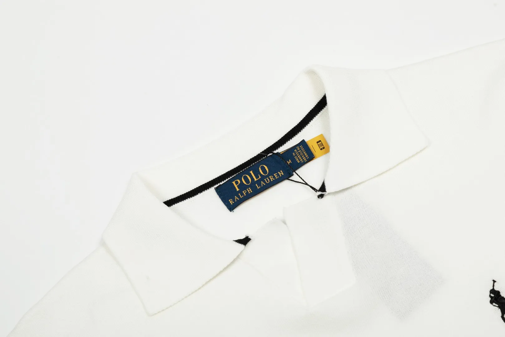 P160 💰 "Top quality" Style number: DS611# (on sale all year round) [Ralph Lauren striped pony embroidered small V-neck knitted POLO short sleeves] ✅Ralph Lauren pinstriped small V-neck ice silk knitted POLO lapel short sleeves ✅Main supply platform live broadcast Wholesale entities ✅ZP quality 1:1 version Scan the code to enter the GF website Counter quality ✅Detailed quality The only one in Guangzhou Imported quality cotton yarn Focus on high-end, cost-effective, and good quality. Needless to say, the version is restored to the original. Loose, comfortable and stress-free. Simple is high-end. Classic is eternal. ✅The upper body is simple and easy to match. A must-have for men and women. Good-looking clothes are never picky. A must-have in the wardrobe. Size: S-XL. Color: Black, White, Green.